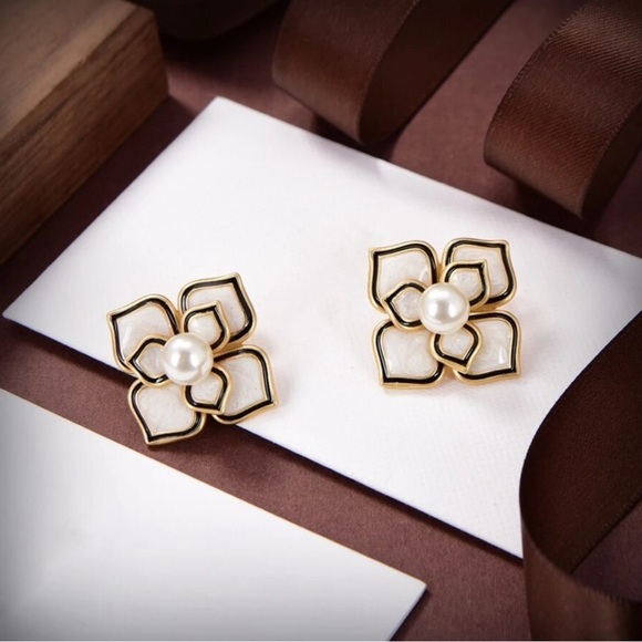 Modern Flower White and Gold Earrings with Central Pearl - Picture 8 of 10